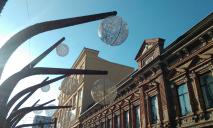 Шары и «пушистые» столбы: улицу Короленко в Днепре украсили к Новому году (ФОТО)