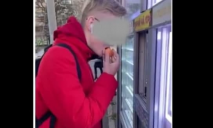 В Днепре на Победе горе-тиктокер плюнул на продавца в киоске ради видео