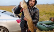 Вот так улов: на Днепропетровщине рыбак поймал огромную щуку