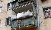 Лестница домой: женщина захламила свою квартиру так, что заходит туда через балкон