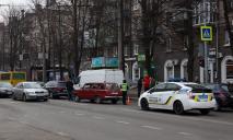 Пострадавшую госпитализировали: на Титова автомобиль сбил 18-летнюю девушку на пешеходном переходе