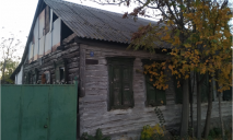 В стене торчит осколок с войны: в Днепре обнаружили уникальный деревянный дом