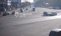 В Днепре на Запорожском шоссе столкнулись две легковушки (видео момента)