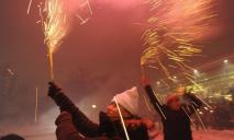 Вот и Новый год: в центре Днепра парни залезли на крышу маршрутки и запускали фейерверки