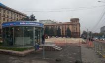 Горы песка и забор: что строят на площади Героев Майдана (ФОТО)