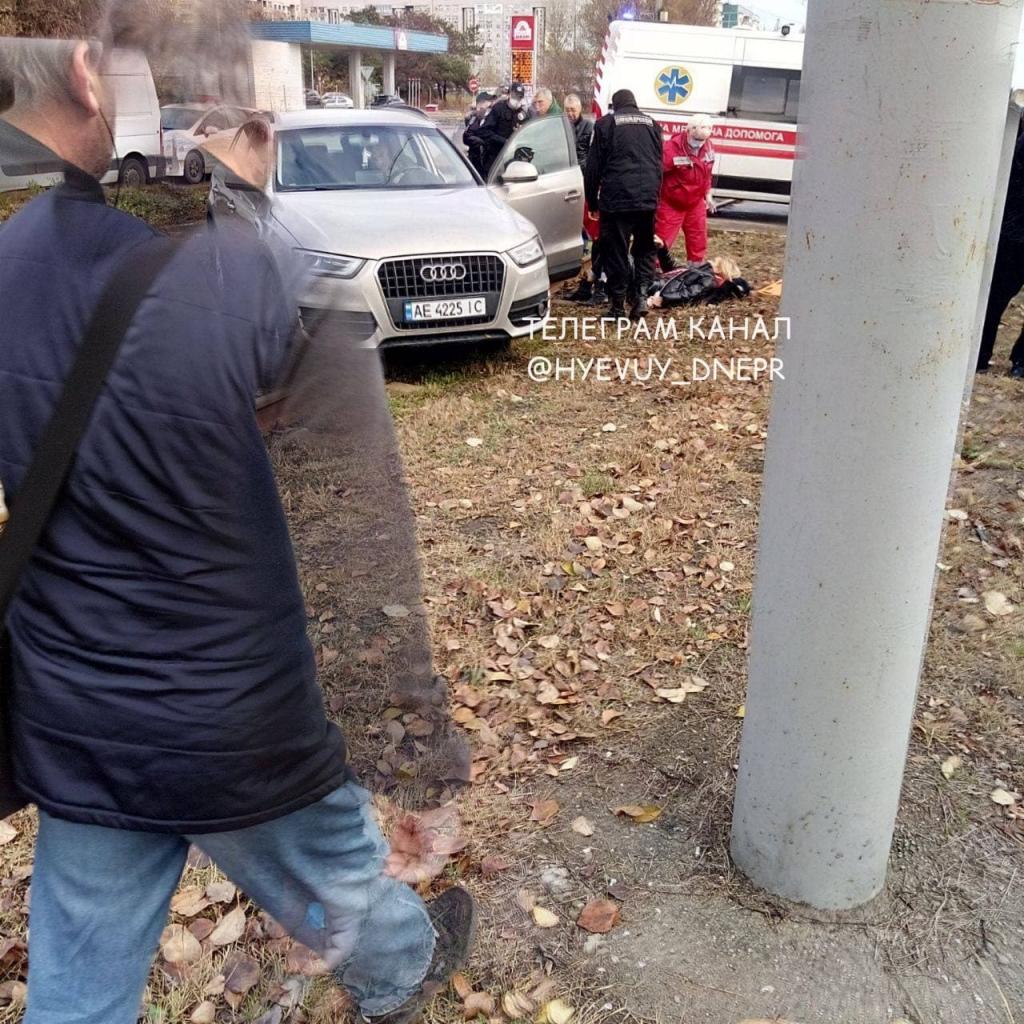 Новости Днепра про Трамваи стоят: на Кайдакском мосту авто вынесло на рельсы (ВИДЕО)