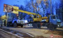 Ушел под землю: в Днепре провалился грузовик коммунальщиков (ФОТО)