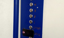 В Днепре жители многоэтажки могут ездить в лифте только по «проездным»