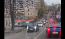 В Днепре на Паторжинского образовалась километровая тянучка (видео)