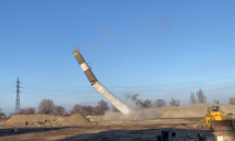 В Днепре на территории бывшего метизного завода взорвали старую трубу (видео момента)