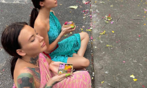 Экс-порноактриса из Днепра молится в храме на Бали и рекламирует леопардовое белье 