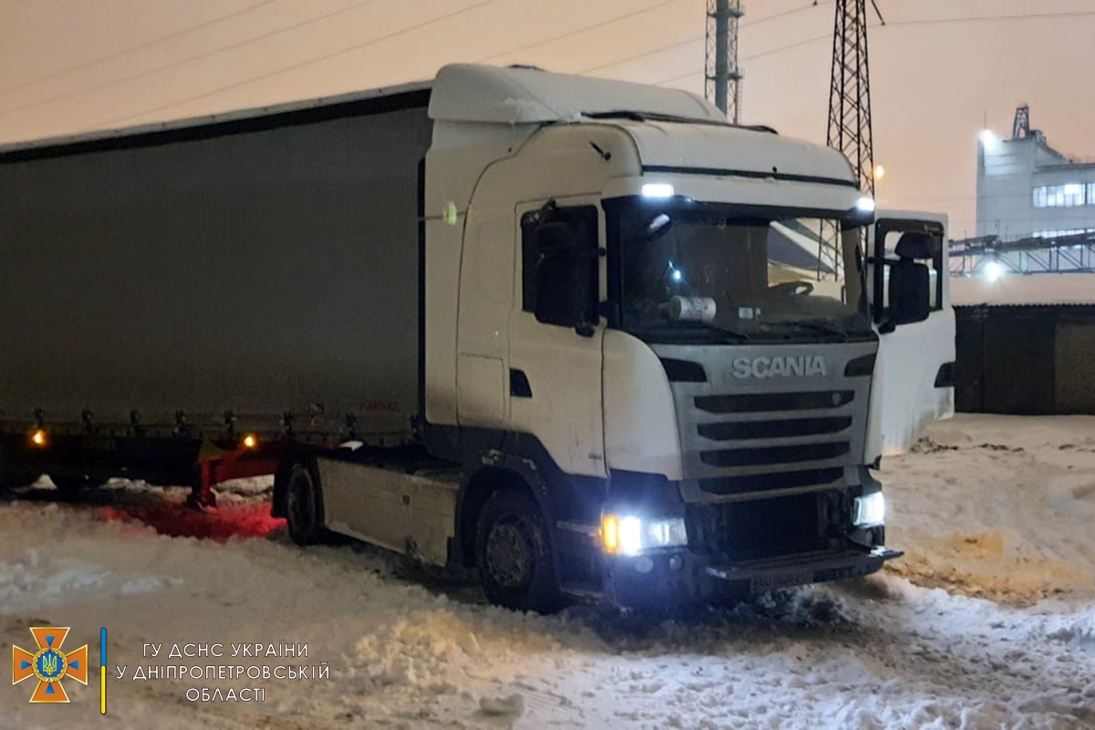 Новости Днепра про В Днепре в снежных сугробах на Набережной застряло 6 грузовиков