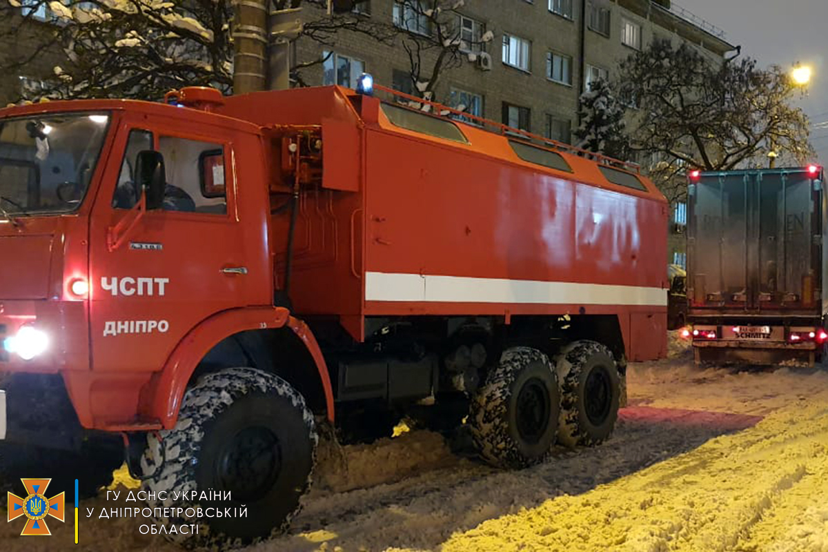 Новости Днепра про В Днепре в снежных сугробах на Набережной застряло 6 грузовиков