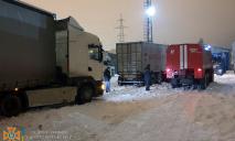 В Днепре в снежных сугробах на Набережной застряло 6 грузовиков