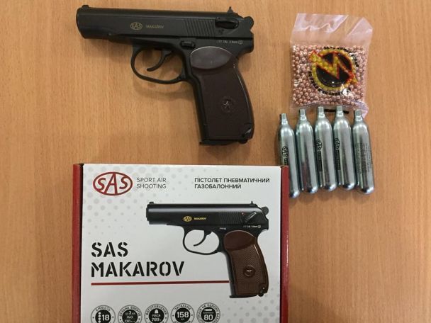 Новости Днепра про В Кривом Роге в лицее купили для школьников пистолет Макарова