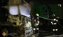 Тушили 10 спасателей: на СТО в Днепре загорелся грузовик (фото, видео)