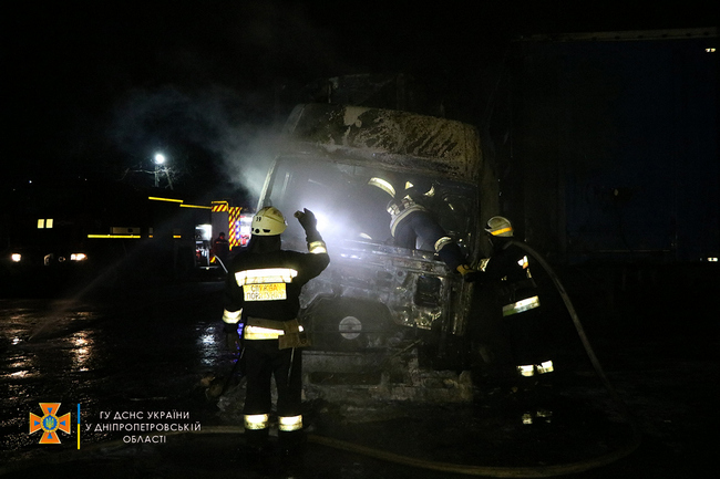 Новости Днепра про Тушили 10 спасателей: на СТО в Днепре загорелся грузовик (фото, видео)