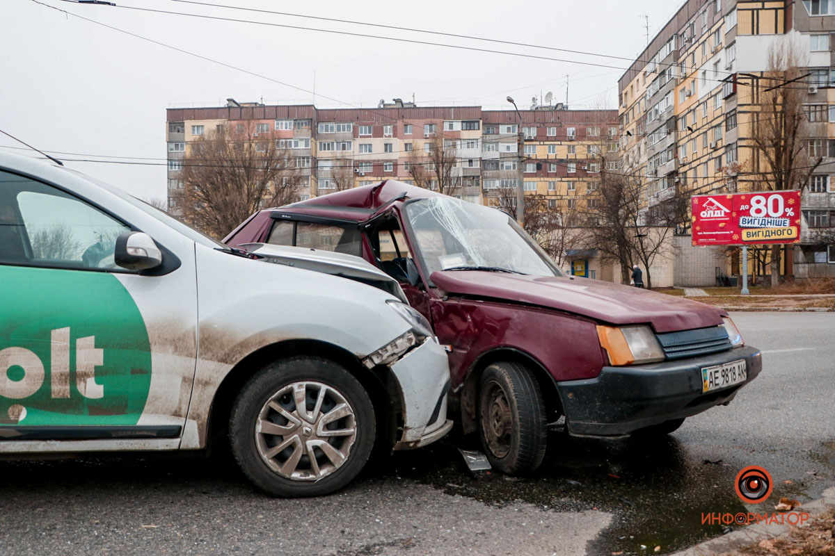 Новости Днепра про В Днепре на Лисиченко произошла авария: столкнулись такси Bolt и «Славута»