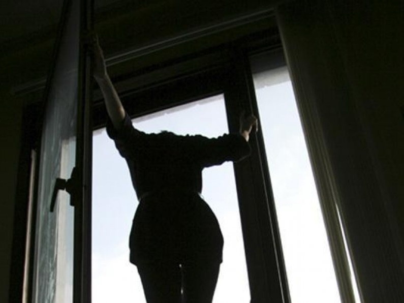 Новости Днепра про Состояла на учёте у психиатра: в Днепре молодая женщина выбросилась из окна