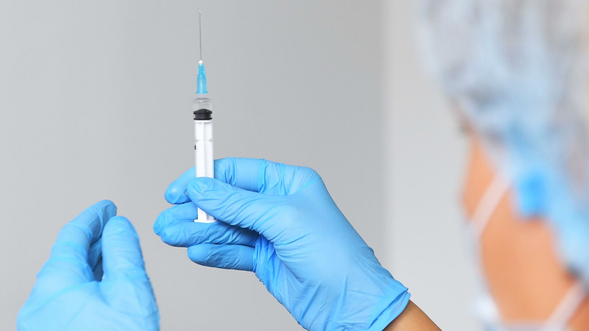 Новости Днепра про Кому необходима третья доза вакцина от коронавируса: официальная информация
