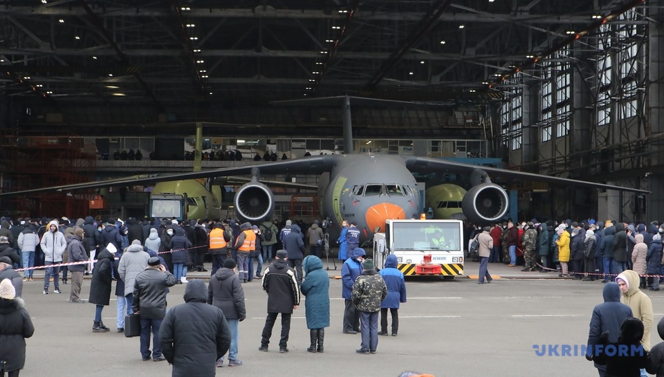 Новости Днепра про Впервые за всю историю независимости: в Украине представили первый серийный самолет Ан-178