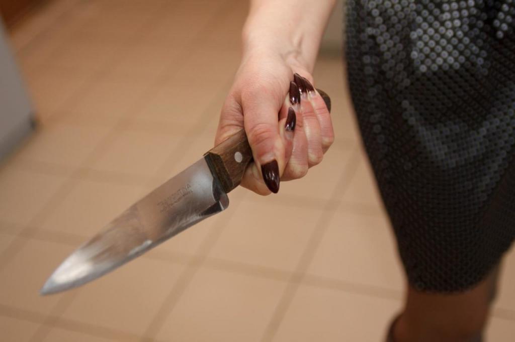 Новости Днепра про В Днепре женщина напала с ножом на своего отчима