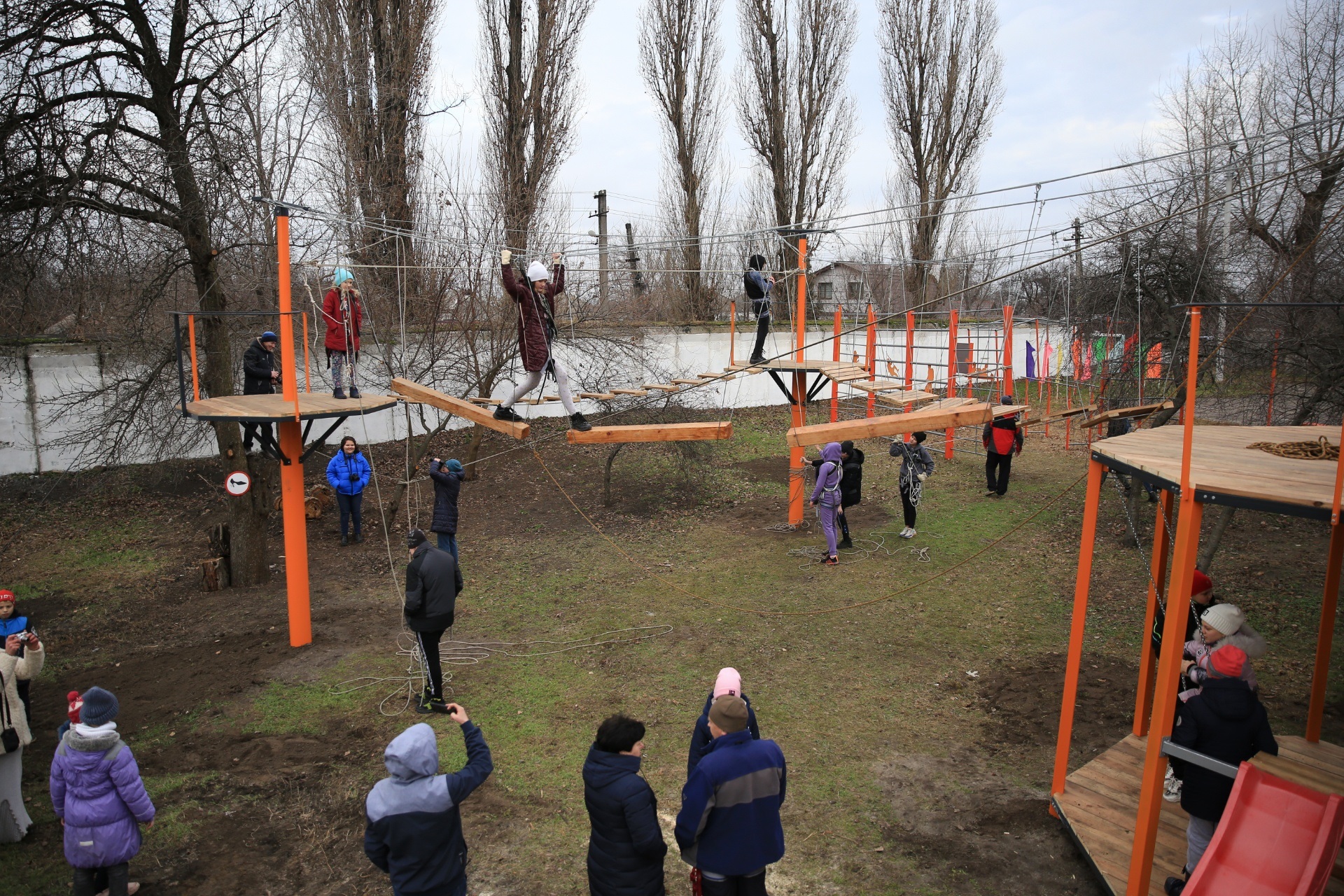 Новости Днепра про Скалодром и гимнастические кольца: в Днепре на левом берегу появился веревочный парк