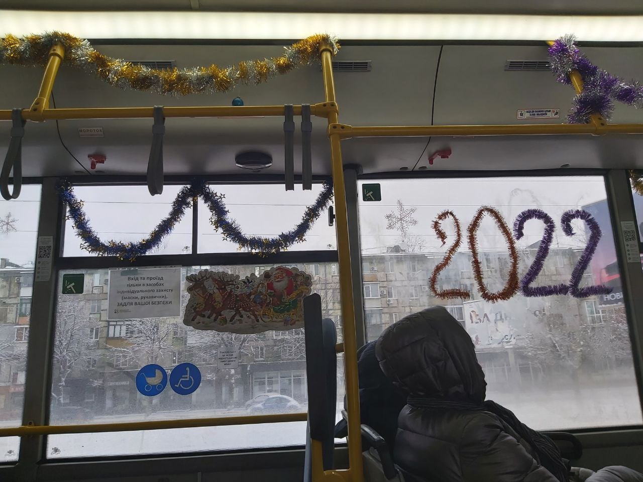 Новости Днепра про Мишура и открытки на окнах: в Днепре курсирует новогодний троллейбус