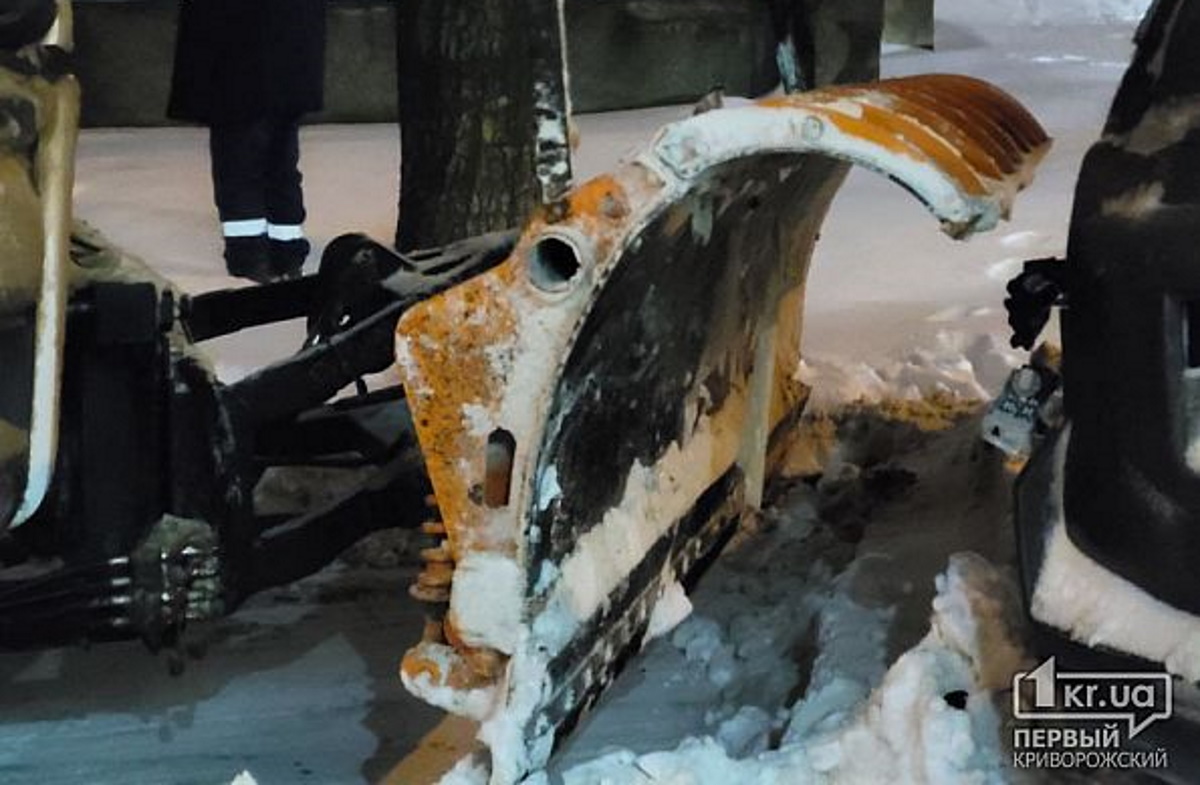 Новости Днепра про Расчищали парковки: снегоуборочная машина оторвала фару у легковушки