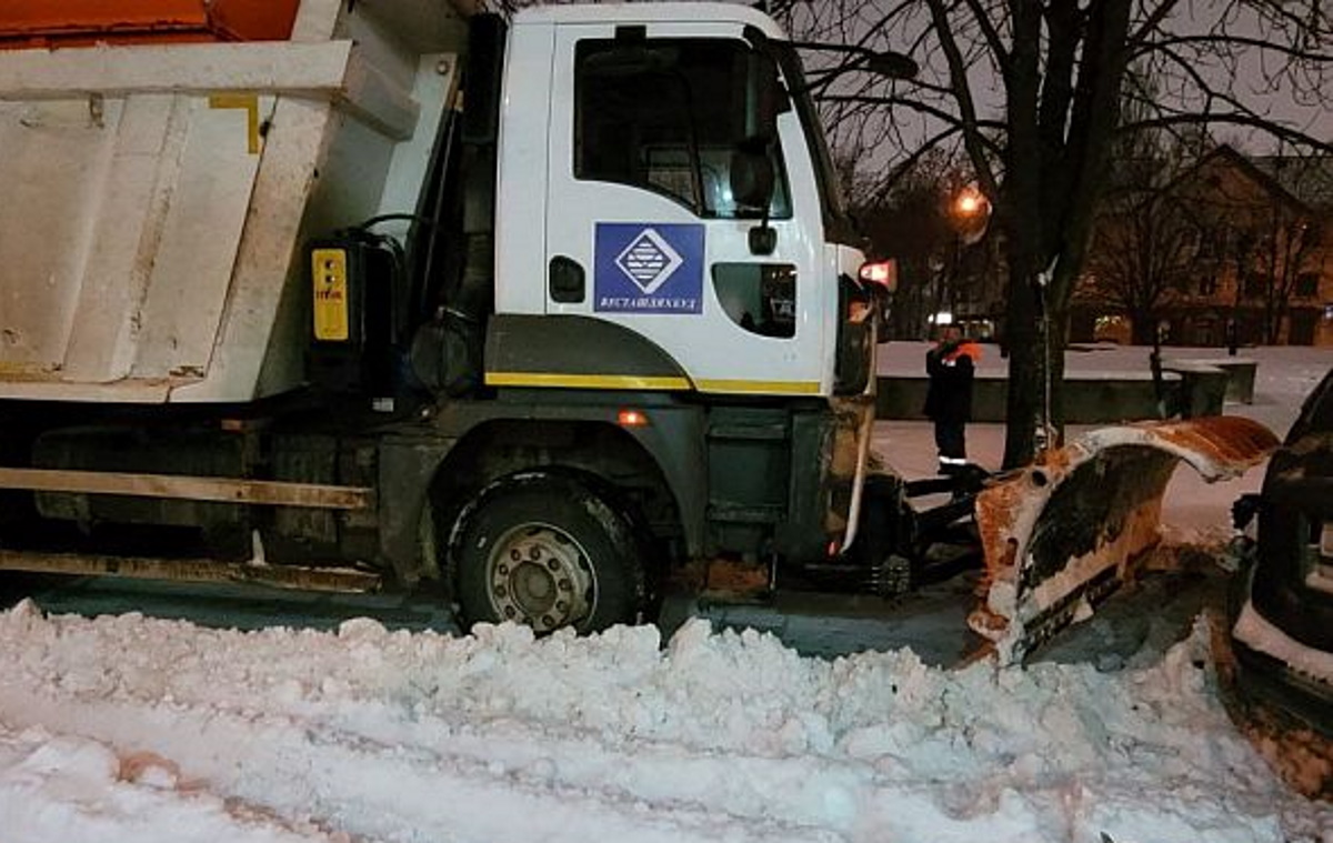 Новости Днепра про Расчищали парковки: снегоуборочная машина оторвала фару у легковушки