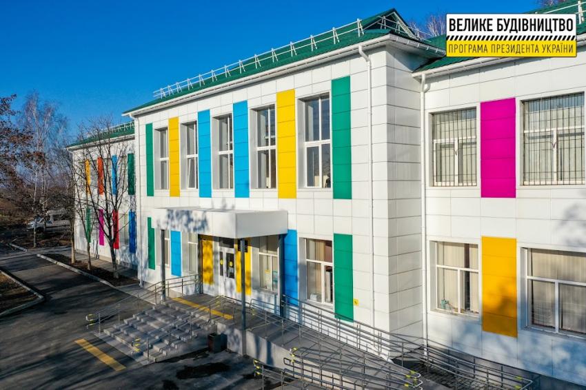 Новости Днепра про Теплое здание, разноцветные классы, уютный детский сад: как работает модернизированная школа №104 в Днепре