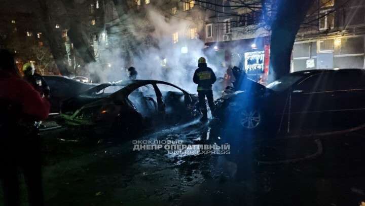Новости Днепра про Центр Днепра: дотла сгорел Mercedes и еще пострадали два авто