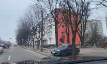 «Покраснел»: в Днепре обсуждают дизайн ярко-алого дома на проспекте Богдана Хмельницкого