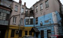 В Днепре женщина утеплила фасад дома, изуродовав памятник архитектуры (ФОТО)