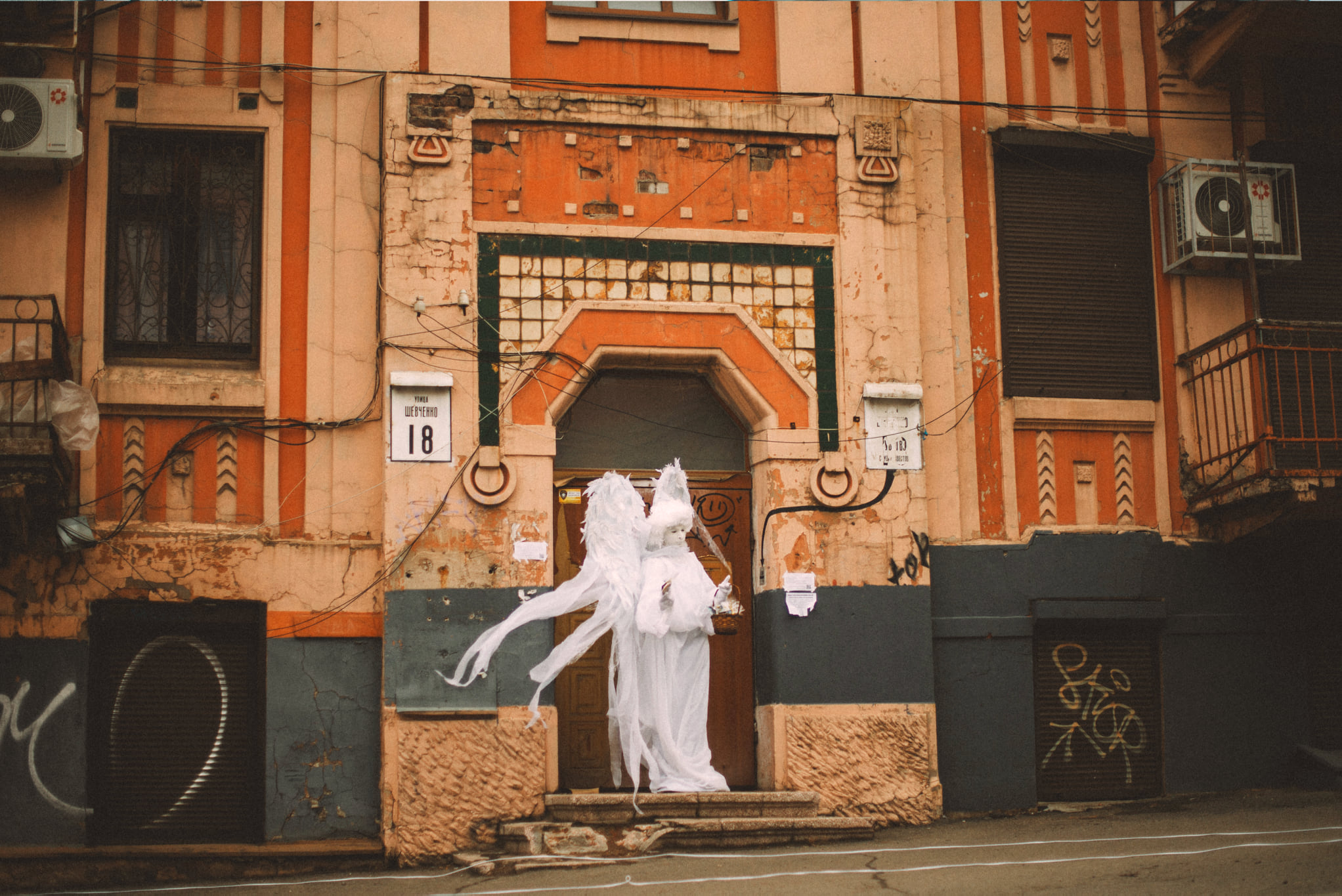 Новости Днепра про Белые силуэты в окнах: в старых зданиях на Шевченко 