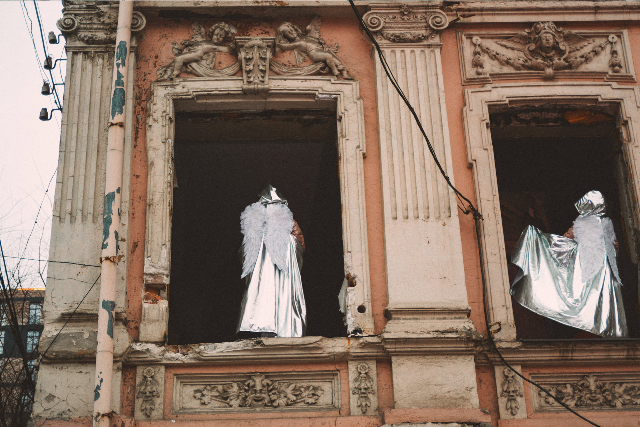 Новости Днепра про Белые силуэты в окнах: в старых зданиях на Шевченко 