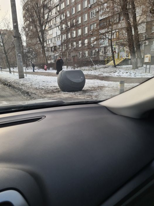 Новости Днепра про В Днепре на остановках появились огромные серые шары: для чего они