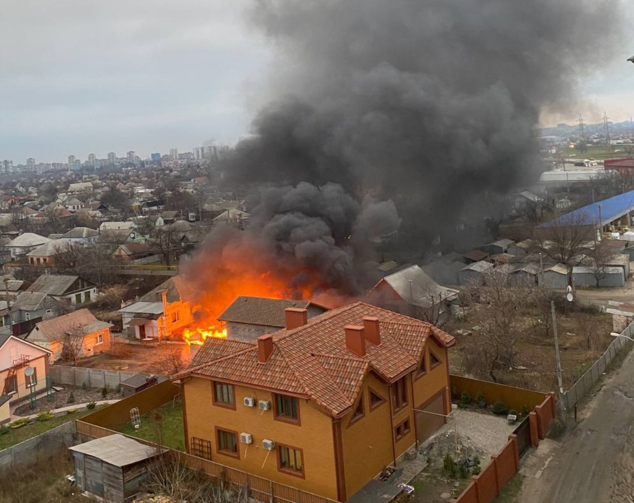 Новости Днепра про Черный дым видно за километр: в Днепре на левом берегу горит здание