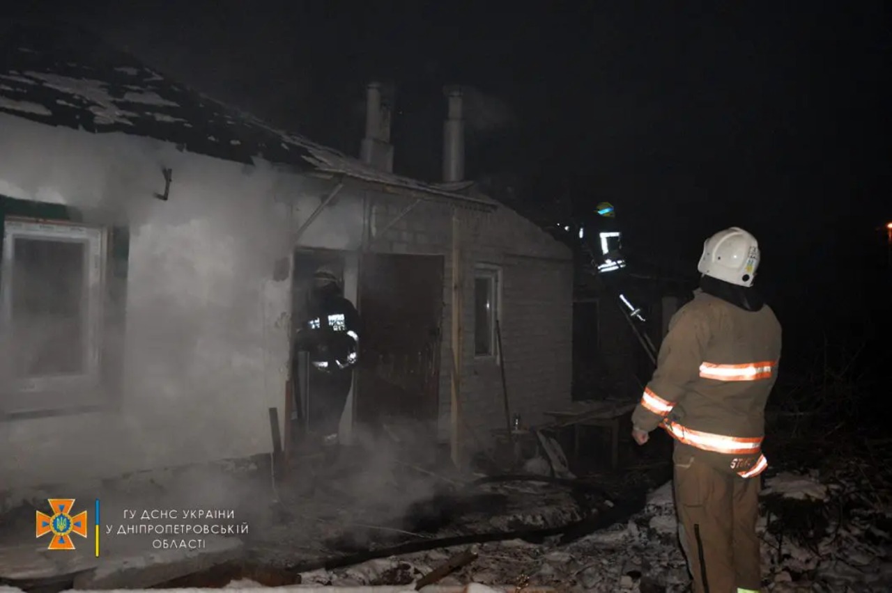 Новости Днепра про Огонь уничтожил все: в Днепре на левом берегу сгорел частный дом