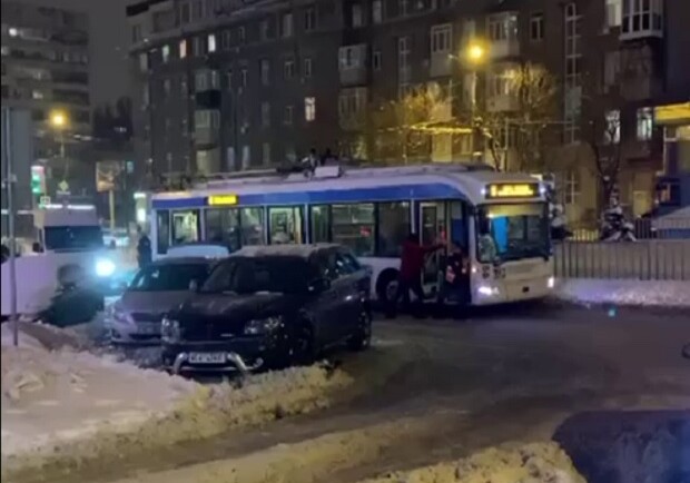 Новости Днепра про Домой хотелось: в Днепре пассажирам пришлось толкать троллейбус