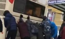Взяли дело в свои руки: на Днепропетровщине пассажиры толкают автобус по снегу
