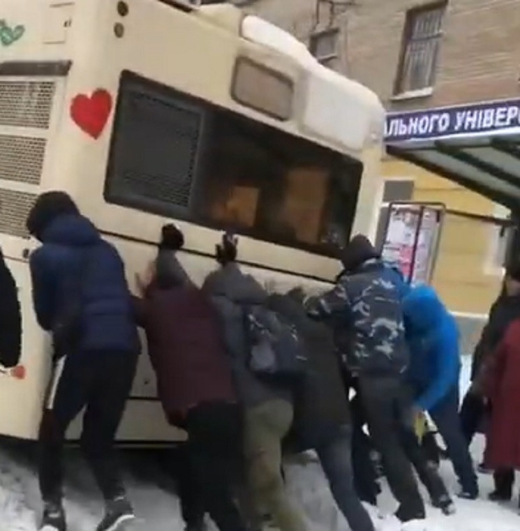 Новости Днепра про Взяли дело в свои руки: на Днепропетровщине пассажиры толкают автобус по снегу