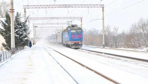 Новости Днепра про Опаздывают на пару часов: из-за снегопада задерживаются поезда идущие через Днепр