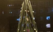 «Елочка на столбе»: в Днепре на Байкальской установили оригинальное новогоднее дерево