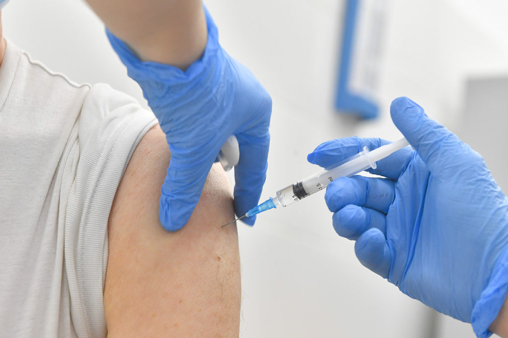 Новости Днепра про Третья доза вакцины: кому рекомендуют сделать еще один укол