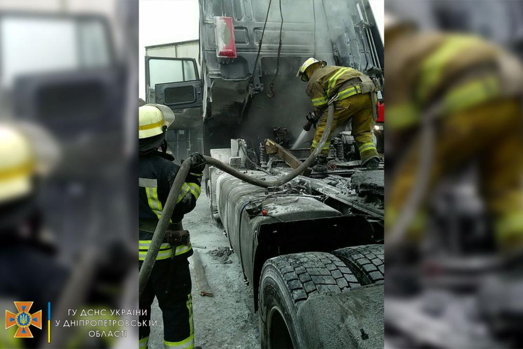 Новости Днепра про Тушили пятеро спасателей: в Никополе на стоянке сгорел грузовик