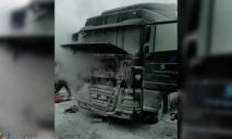 Тушили пятеро спасателей: в Никополе на стоянке сгорел грузовик