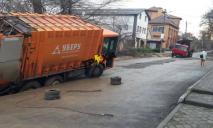 Дуэль по-днепровски: в Днепре на Подолинского мусоровоз и грузовик провалились колесами под асфальт