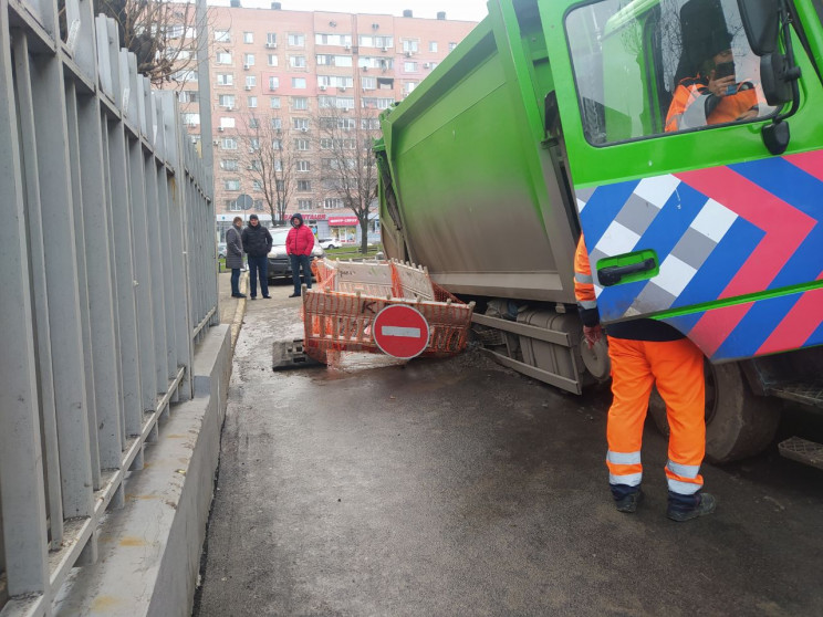 Новости Днепра про В Днепре на Александра Поля мусоровоз провалился колесом под асфальт