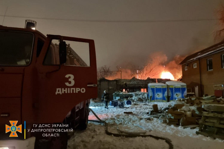 Новости Днепра про Мощный пожар в Днепре уничтожил склад с антисептиком (ФОТО)